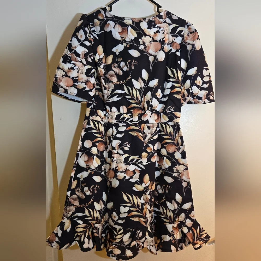 Short Sleeve Ruffled Hem Dress - Picture 9 of 12